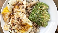 Gaya Korea, telur goreng dilengkapi irisan alpukat, nasi hangat dan ditaburi wijen hitam putih plus kecap asin. Yummy! Foto : Instagram @nam_eats