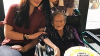 M y w o r l d, tulis Jolene sebagai keterangan foto yang ia unggah pada 23 Mei 2018. Saat itu, Jolene, sang kaka serta neneknya terlihat berpose di dekat kue ulang tahun milik Jolene. Foto: Instagram joleneemarie