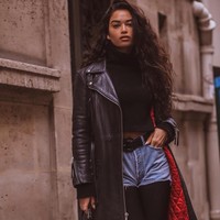 Tak sedikit netizen menganggap bahwa mengunggah foto telanjang hanya memperkuat gagasan seorang wanita sebagai objek seksual. Foto: Instagram @shaninamshaik