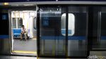 Warga Asyik Selfie di Hari Pertama Uji Coba MRT Jakarta