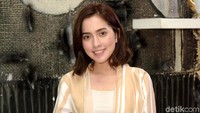 Wendy tampil kasual saat ditemui di sela-sela syuting. Pool/Noel/detikFoto.