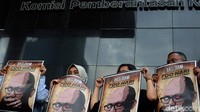 Ketiga, mereka pun meminta Kepolisian menghormati pembentukan TGPF independen oleh Presiden RI dan Penyidikan dugaan perintangan penyidikan oleh KPK.