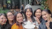 Rayakan ulang tahun, Kinal dapat kejutan manis dari teman-temannya. Yaitu dengan hadiah kue, dengan mahkota cantik. Foto: Instagram @kinalputridevi