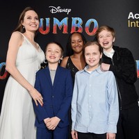 Shiloh Jolie-Pitt kembali muncul di karpet merah bersama ibu dan kakak-adiknya, kali ini di pemutaran perdana film Dumbo pada 2019. Tampak Shiloh masih bersolek dengan gaya busana yang maskulin. (Foto: Kevin Winter/Getty Images)