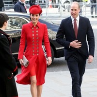 Coatdress model double-breasted dengan banyak detail kancing di bagian depan itu ternyata pernah ia kenakan pada 2014 silam. Foto: Getty Images