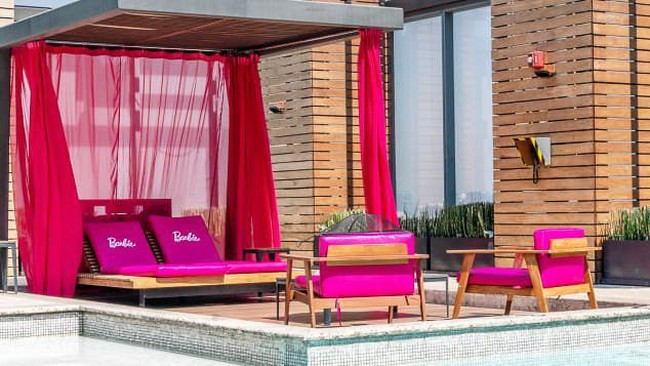 Sepasang high heels warna pink disediakan di dekat pintu masuk hotel, bagi pengunjung yang ingin foto dengan bergaya bak boneka Barbie. Foto: Dok. Hilton Mexico City Santa Fe