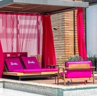 Sepasang high heels warna pink disediakan di dekat pintu masuk hotel, bagi pengunjung yang ingin foto dengan bergaya bak boneka Barbie. Foto: Dok. Hilton Mexico City Santa Fe