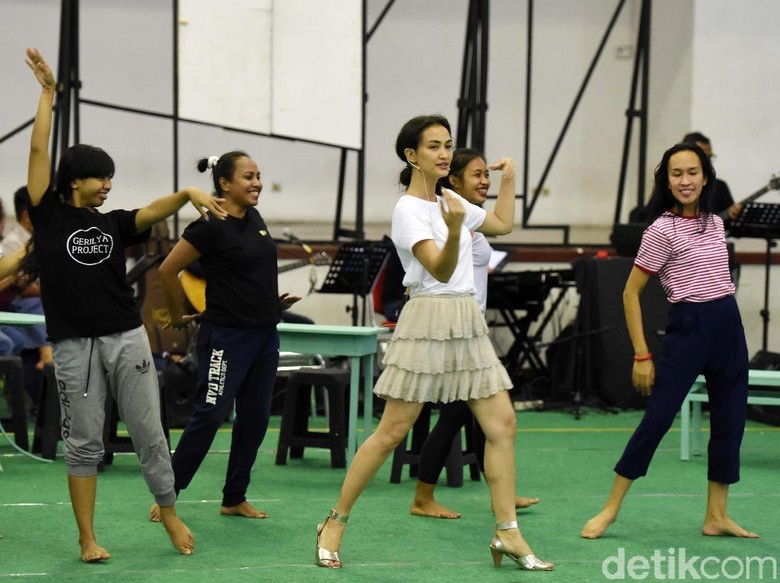 Atiqah Hasiholan Joget Dangdut Sekaligus Berpuisi untuk Puisi-puisi Cinta Atiqah Hasiholan Joget Dangdut Sekaligus Berpuisi untuk Puisi-puisi Cinta
