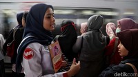 Para srikandi cantik in pun tak sungkan untuk memberikan penyuluhan mendalam kepada para penumpang khususnya perempuan.