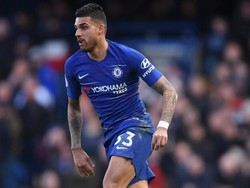 Emerson Palmieri membayar kepercayaan Maurizio Sarri untuk mengisi posisi Marcos Alonso. Emerson tampil yang turut berkontribusi saat Chelsea bermain 1-1 melawan Wolverhampton. Foto: Getty Images