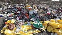 Barang-barang milik korban masih terus dikumpulkan di lokasi jatuhnya pesawat di Addis Abba, Ethiopia. Reuters/Tiksa Negeri.