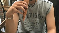 Suka es krim. Giorgino yang kini main di film bebas garapan Mira Lesmana ini sangat suka es krim yang lembut dan manis. Foto: Instagram@giorgino_abraham