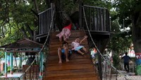 Menariknya, Taman Amiterdam juga dilengkapi dengan sebuah rumah pohon yang menjadi tempat favorit bermain anak-anak.
