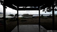 Sebuah balai untuk berkumpul warga juga dibangun di sekitar area RPTRA tersebut. Bangunan itu dibangun dari kayu.