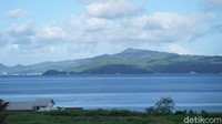 Dari puncak bukit dimana Tugu Jepang ini berada, traveler bisa melihat pemandangan indah Pulau Lembeh dari kejauhan. Disertai angin sepoi-sepoi yang menyejukkan. (Wahyu/detikTravel)