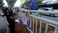 Tim dari Bawaslu juga ikut memantau penertiban APK.