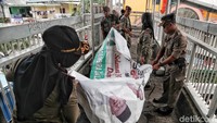 Petugas Satpol PP tengah menertibkan alat peraga kampanye (APK) di kawasan Jakarta Utara.