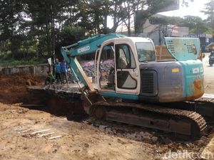 Dinas PUPR: Jalan Amblas di Serpong Akibat Saluran Air Patah