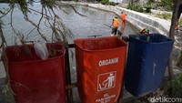 Sejumlah petugas mengumpulkan sampah yang hanyut di sekitar pantai Pulau Seribu. Sampah itu diketahui berasal dari Jakarta dan sekitarnya, namun terbawa arus hingga hanyut ke daerah Pulau Seribu.