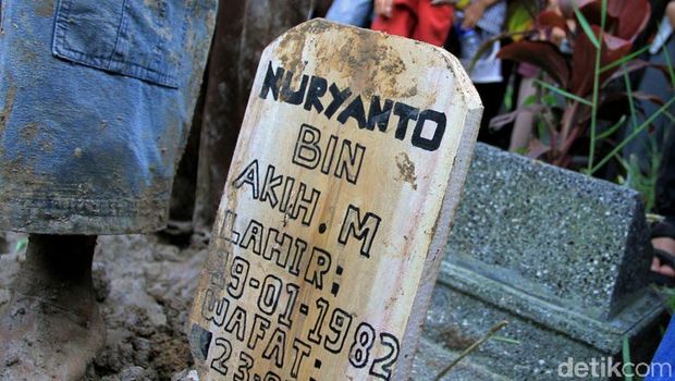 Jenazah Ujang Nuryanto (37), bos tekstil asal Bandung tiba di rumah duka. Ratusan orang mengantar jenazah Nuryanto ke tempat peristirahatan terakhir.