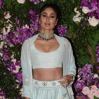 Kareena Kapoor mencuri atensi dibalut gaun indah bernuansa aqua, rancangan Manish Malhotra. Penampilannya terlihat mewah dengan tambahan choker di leher. Foto: SUJIT JAISWAL / AFP