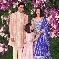 Aishwarya Rai hadir bersama sang suami, Abhishek Bachchan dan putrinya ke pesta Akash Ambani. Aishwarya tampil mencuri atensi dengan lehenga biru berhias payet perak. Foto: SUJIT JAISWAL / AFP