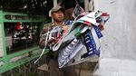 Satpol PP Tertibkan Alat Peraga Kampanye di Jakarta Timur