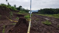 Susunan batu bata berukuran besar sudah porak-poranda akibat aktivitas alat berat di lokasi. Batu bata jenis serupa banyak dijumpai pada peninggalan era Majapahit. Istimewa/Jasa Marga.