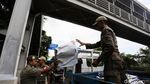 Satpol PP Tertibkan Alat Peraga Kampanye di Jakarta Timur