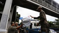 Spanduk dan poster kampanye diangkut menggunakan mobil Satpol PP.