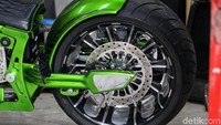 Ban motor ini pun menggunakan merek Shinko 120/80-23 untuk ban depan, dan Shinko 300/45-18 untuk ban belakang.