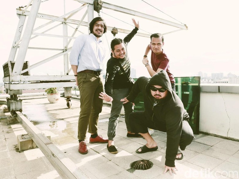 2 Dekade Sore dari Pencarian Jati Diri hingga Loyal Terus Bermusik 2 Dekade Sore dari Pencarian Jati Diri hingga Loyal Terus Bermusik