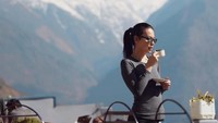 Sophia tampak tengah menikmati minumannya dengan latar Pegunungan Himalaya. Ini dia breakfast-with-a-view ala Sophia Latjuba (@sophia_latjuba88/Instagram)