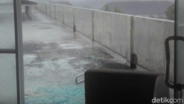 Hujan dan Angin Kencang Beberapa Pintu Kaca di UGM Pecah 