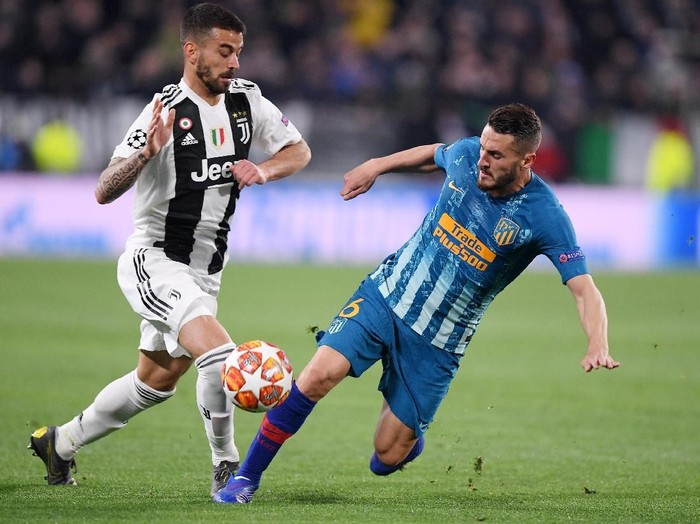 Soccer Football - Champions League - Round of 16 Second Leg - Juventus v Atletico Madrid - Allianz Stadium, Turin, Italy - March 12, 2019  Juventus' Leonardo Spinazzola in action with Atletico Madrid's Koke   REUTERS/Alberto Lingria