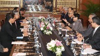 Mereka membahas beberapa isu terkait perhimpunan negara-negara Asia Tenggara (ASEAN) seperti perkembangan Rakhine State.