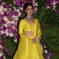 Alia Bhatt terlihat manis dengan lehenga berwarna kuning cannary. Kalung besar bernuansa perak nampak menyeimbangkan warna mencolok pada gaun. Foto: SUJIT JAISWAL / AFP