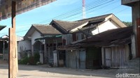 Tak lama setelah tim beserta robot penjinak bom masuk ke area rumah, terdengar beberapa kali ledakan. Belum ada konfirmasi dari petugas kepolisian mengenai ledakan berulang kali ini.  (Foto: Abdi Somat Hutabarat/detikcom)