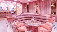 Ada beberapa area yang bisa jadi pilihan tempat makan. Ada area elegan dengan sofa mewah dan nyaman, namun ada juga area santai yang dipenuhi dekorasi bunga cantik. Foto: instagram elan_cafe