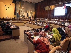 Rapat Bareng Komisi II, KPU-Bawaslu-Kemendagri Dicecar soal e-KTP WNA