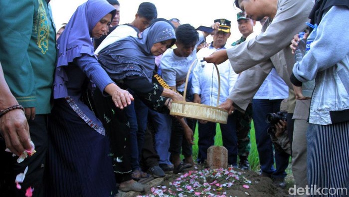 Jenazah Ujang Nuryanto (37), bos tekstil asal Bandung tiba di rumah duka. Ratusan orang mengantar jenazah Nuryanto ke tempat peristirahatan terakhir.