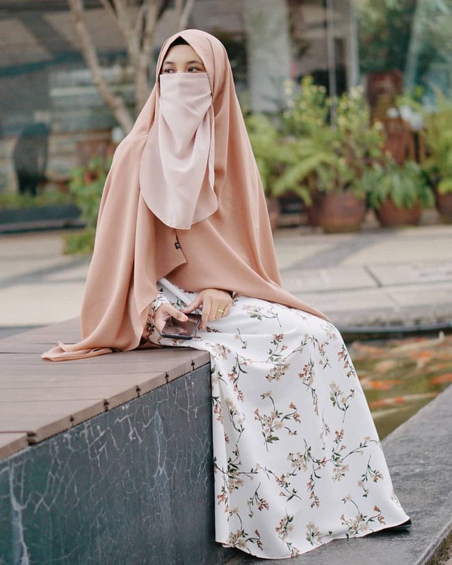 Uni Alfi rutin mengunggah gaya hijab cadari Instagram-nya. Gayanya menarik perhatian netizen. Ia menunjukkan bahwa dengan cadar, ia tetap terlihat stylish. Foto: Instagram/UniAlfi