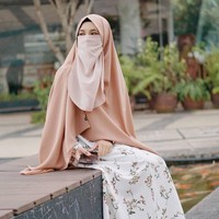 Uni Alfi rutin mengunggah gaya hijab cadari Instagram-nya. Gayanya menarik perhatian netizen. Ia menunjukkan bahwa dengan cadar, ia tetap terlihat stylish. Foto: Instagram/UniAlfi