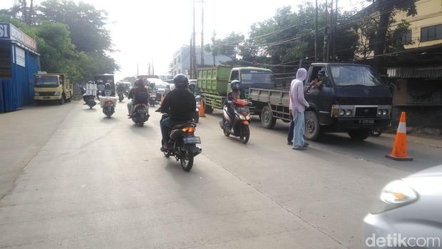 Ada Perbaikan Jalan Amblas di Serpong, Lalin Macet