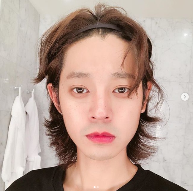 Jung Joon Young, selebriti asal Korea Selatan juga pernah terkait dengan kasus prostitusi setelah dirinya diketahui merekam hubungan seksual dengan seorang wanita tanpa sepengetahuan wanita tersebut. Vidio itu lalu dibagikan oleh Joon Young melalui percakapan group. Akibat kasus prostitusinya tersebut, Joon Young akhirnya memutuskan untuk mundur dari dunia hiburan di tengah popularitasnya yang sedang meroket. Foto: Dok. Instagram/sun4finger