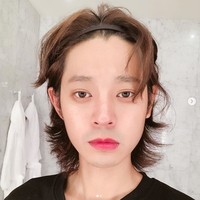Jung Joon Young, selebriti asal Korea Selatan juga pernah terkait dengan kasus prostitusi setelah dirinya diketahui merekam hubungan seksual dengan seorang wanita tanpa sepengetahuan wanita tersebut. Vidio itu lalu dibagikan oleh Joon Young melalui percakapan group. Akibat kasus prostitusinya tersebut, Joon Young akhirnya memutuskan untuk mundur dari dunia hiburan di tengah popularitasnya yang sedang meroket. Foto: Dok. Instagram/sun4finger