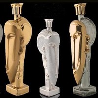 Acqua di Cristallo Tributo a Modigliani berasal dari mata air alami di Fiji dan Prancis. Dikemas dalah botol berlapis emas 24 karat, air minum ini dijual seharga Rp 856 juta per 750 ml. Foto: istimewa