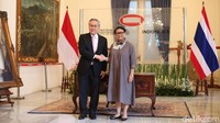Retno Marsudi menyambut langsung kedatangan Don Pramudwinai.