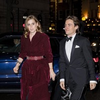 Putri Beatrice dan kekasihnya, Edoardo Mapelli Mozzi, menghadiri malam gala di National Portrait Gallery, London, Inggris, Selasa (12/3/2019). Turut dihadiri Kate Middleton, acara tersebut menjadi momen perdana mereka dipotret bersama. Foto: Getty Images