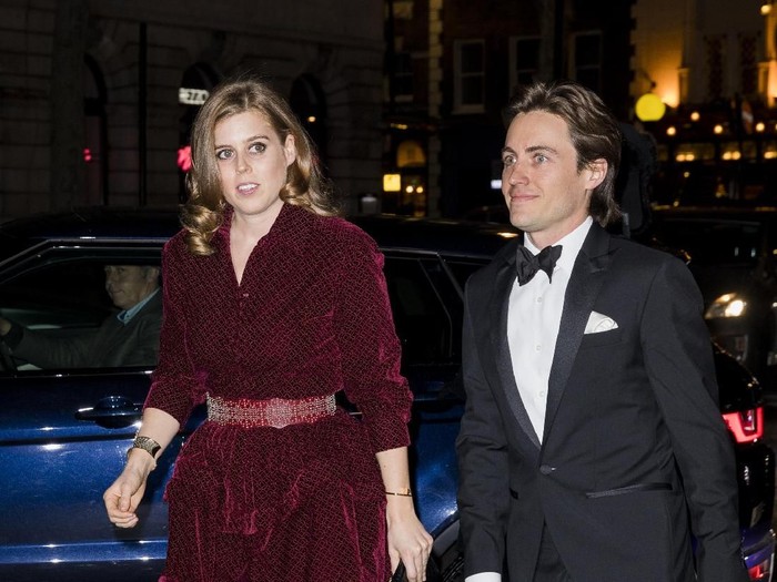 Putri Beatrice dan Edoardo Mapelli Mozzi LONDON, ENGLAND - MARCH 12: Princess Beatrice and Edoardo Mapelli Mozzi attend the Portrait Gala at National Portrait Gallery on March 12, 2019 in London, England. (Photo by Tristan Fewings/Getty Images)